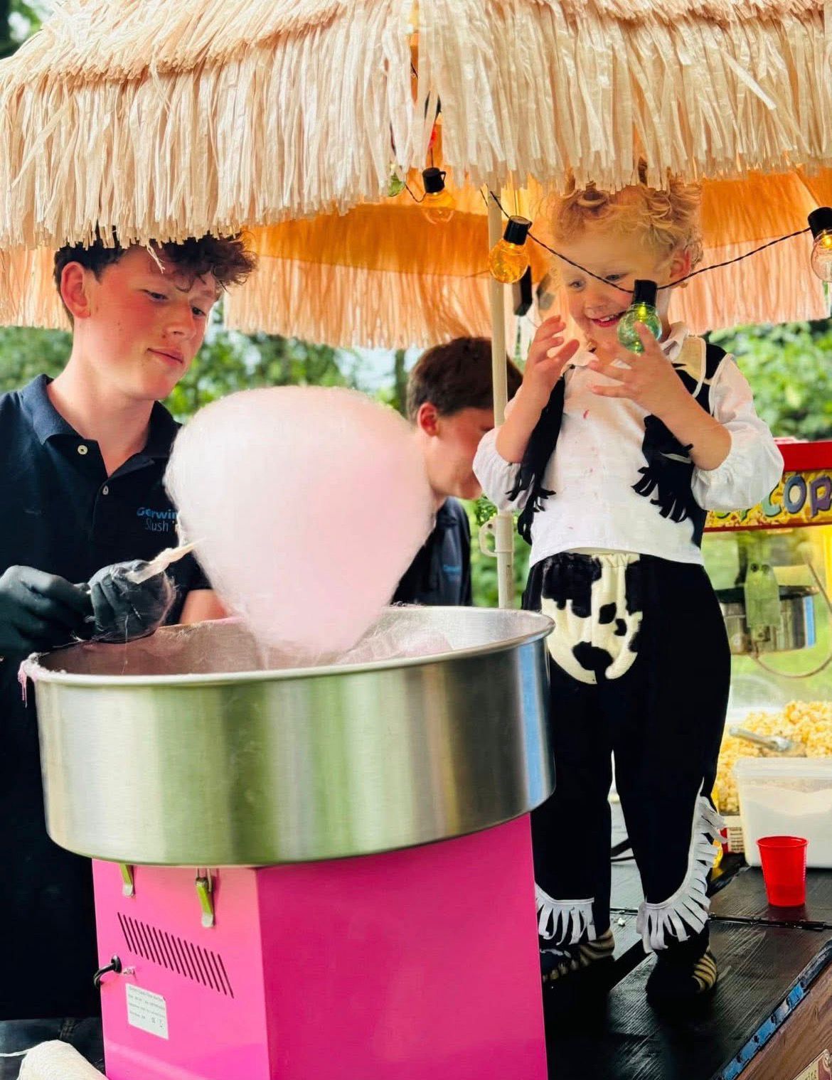 Suikerspin wordt gemaakt op een evenement
